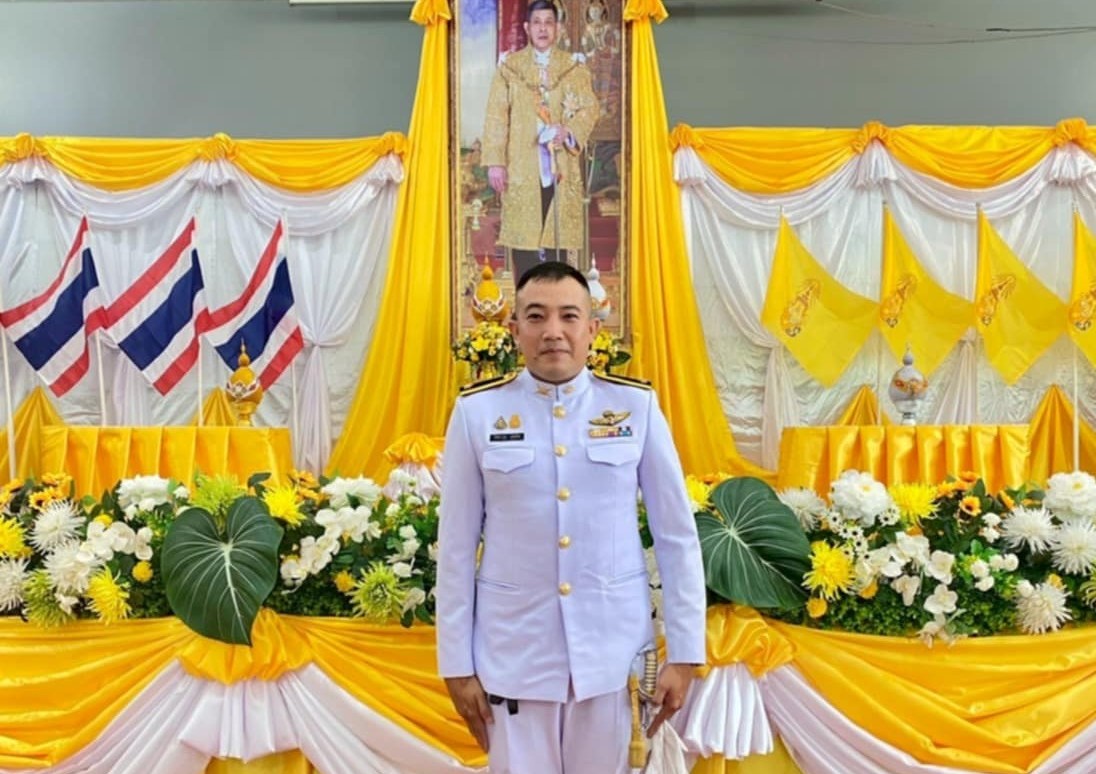 ครูผู้สอนชุดขาว